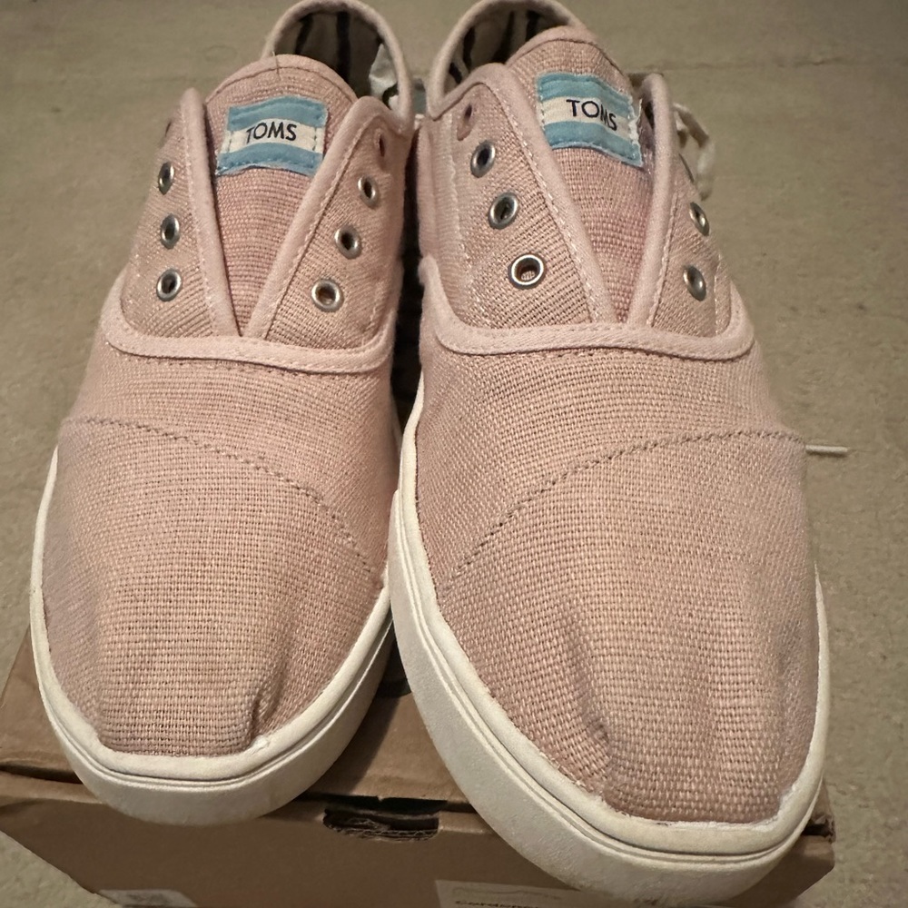 Women’s pink size 9 Tom’s cordones with box